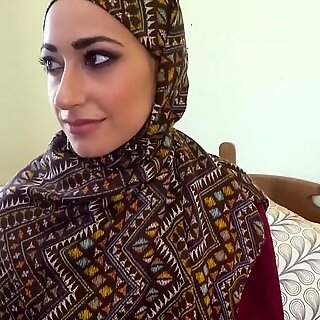 Árabe mujer en Hijab tiene sexo con hombre grande.