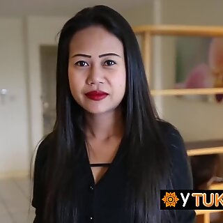Asiatisches baby wird mit einem großen schwanz in der muschi im hotel begrüßt