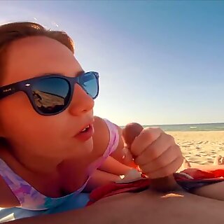 Esperma en mi nariz y gafas de sol! risky principiante pelirroja publico en la playa fast blowage