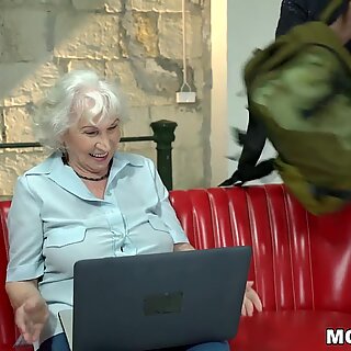 Норма Секси чишћење Дама проналазите мало порнића на лаптопу и избушени
