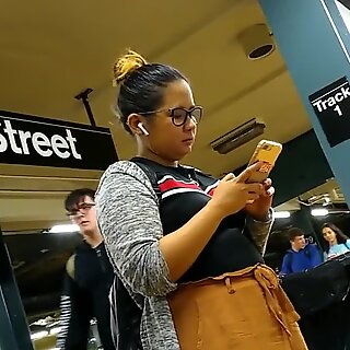 Sød buttet filipina due med briller venter på tog