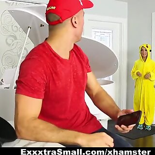 Exxxtrasmall - Şanslı Gamer yakalar ve pikachu sikikleri