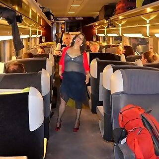 Slutwife Pelzmausi прави пътуването с влак - висшоу