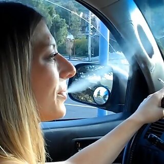 Deskundige rijpevrouw rookt in auto.