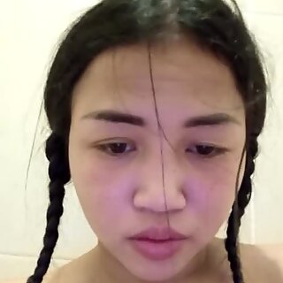 Thaimaalainen teini masturboida julkisessa vessassa