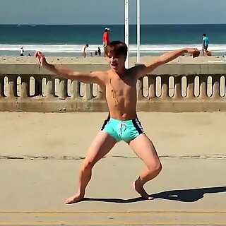 Fiatal meleg tánc a tegnerparton speedo dudorral / novinho dan & ccedil_ando sunga na praia